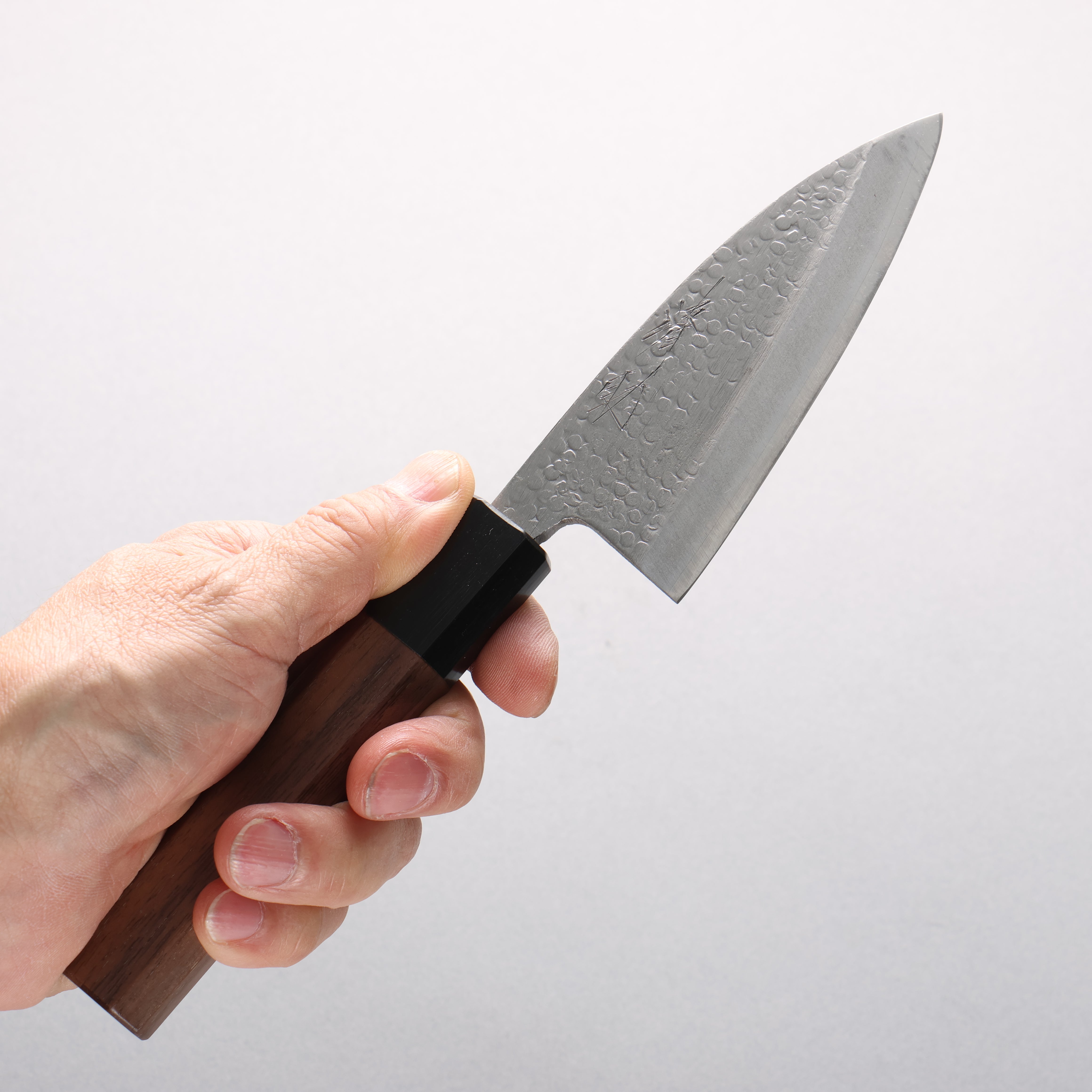 清助 銀三鋼 鎚目 (丸) 竹筴魚刀 105mm 核桃木 握把 - 清助刃物